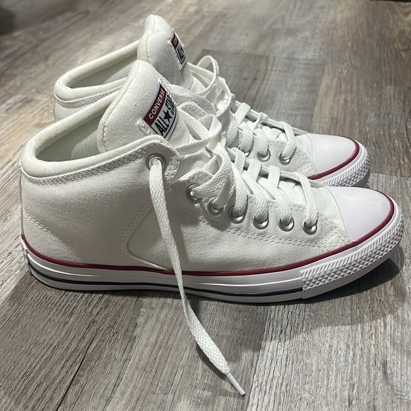 Converse Shoes - White converse in excellent shape!